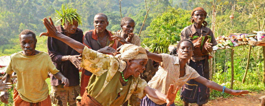 The Batwa performance - Pamoja Safaris