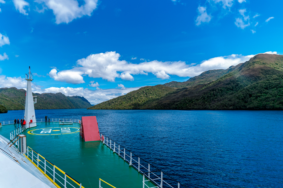 Le ferry Esperanza navigue à travers la Patagonie chilienne, à travers les fjords les plus au sud de la planète. - Navimag