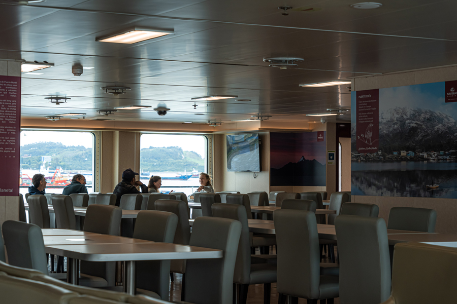 Le ferry Esperanza navigue à travers la Patagonie chilienne, à travers les fjords les plus au sud de la planète. - Navimag