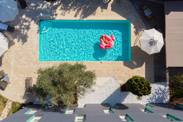 vue aerienne de la piscine du Pomo Hotel - POMO