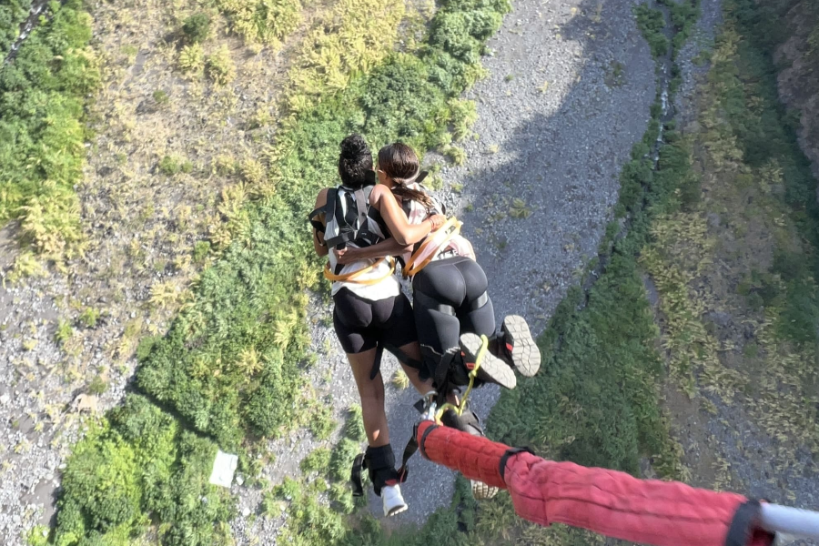 Saut élastique en tandem entre amies - Vertikal Jump Réunion