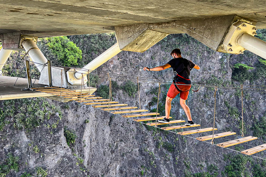 Passage du pont népalais à 115m de hauteur - Vertikal Jump Réunion