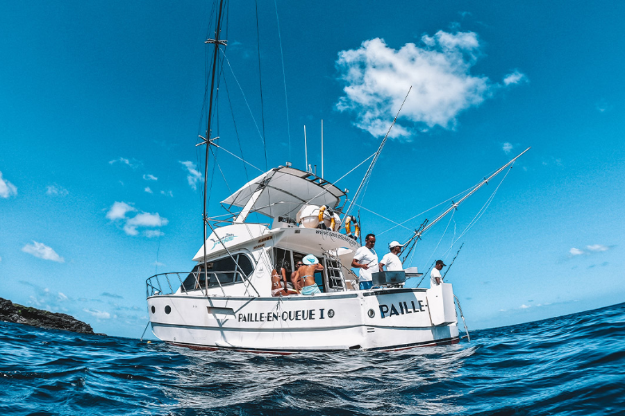 Introduction à la pêche et déjeuner abord de notre bateau de pêche - une journée inoubliable! - BLUE SAFARI