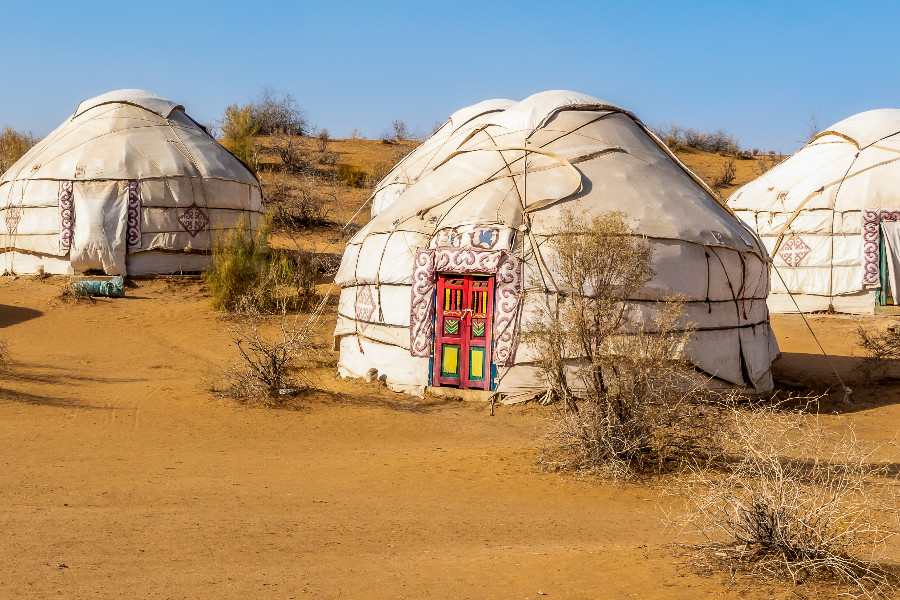 Yurt camp in the Kyzylkum desert - 2089683814