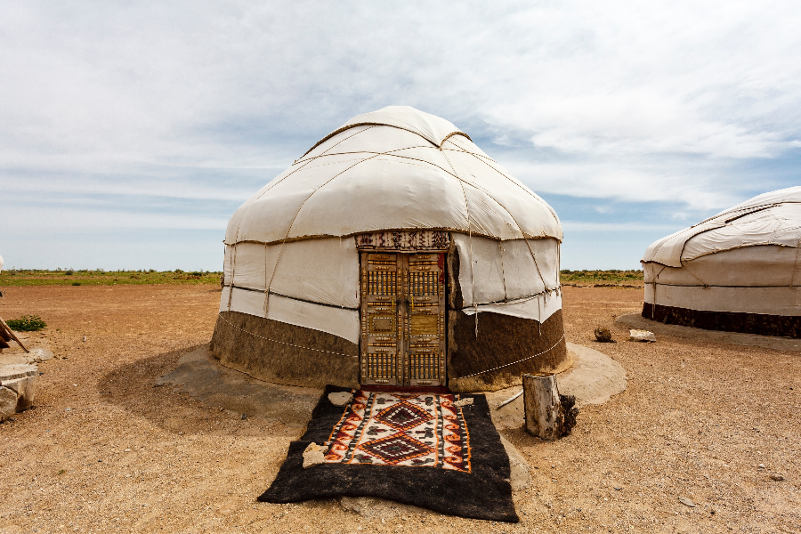 Yurt campsite in the Kyzylkum desert - 2137405275