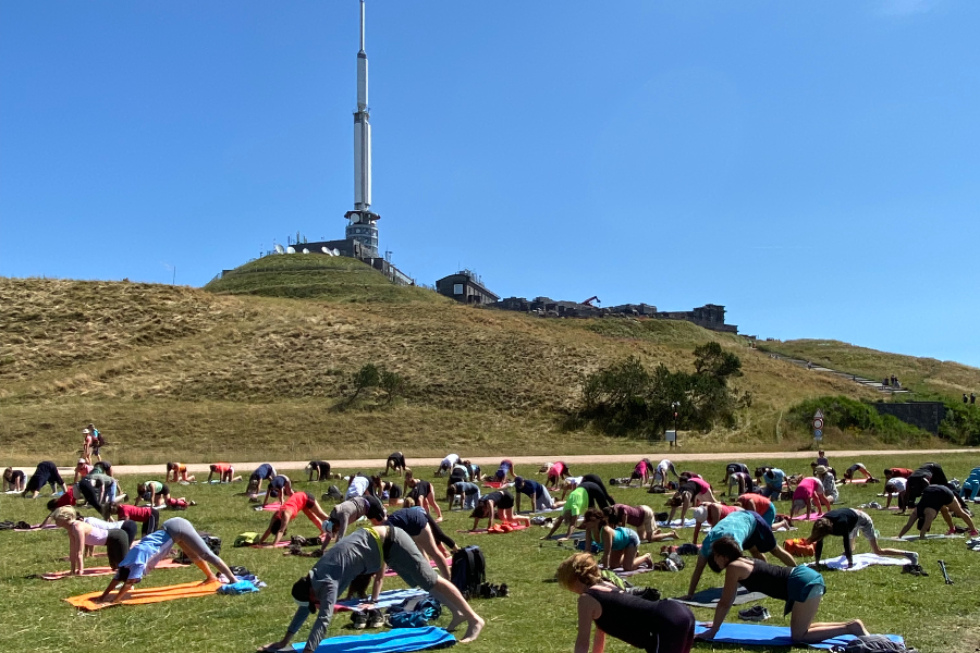 Yoga au sommet du Puy-de-Dôme - Panoramique des Dômes