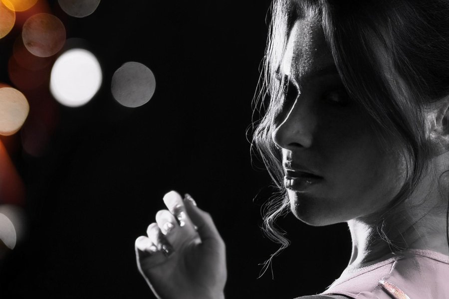 Photo artistique en noir et blanc d’un portrait de femme - DR