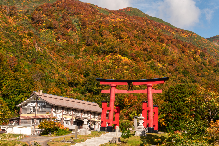 Yudonosan Senninzawa (entrée du mont Yudono) - DEGAM Tsuruoka Tourism Bureau