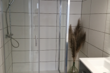 Salle de douche moderne avec grande douche et double vasques - Zélie Vénague