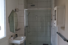 Salle de douche à la déco vintage avec une grande douche moderne - Zélie Vénague