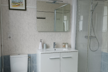 Salle de douche avec une grande douche moderne - Zélie Vénague