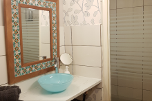 Salle de douche avec carreaux de ciment, tomettes, WC séparés - Zélie Vénague