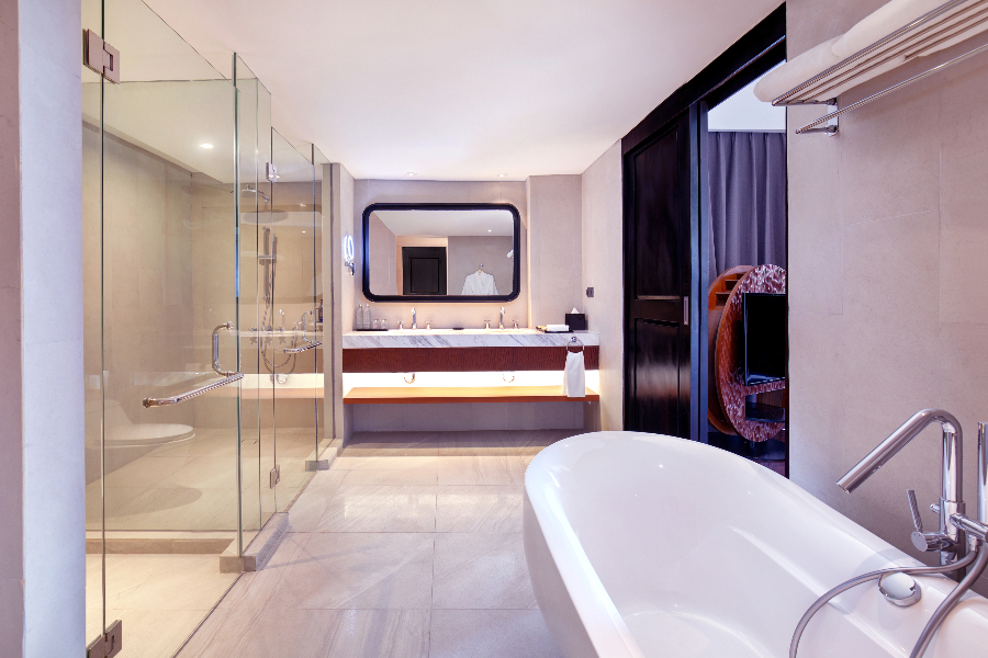 Spacious Bathroom with Bathtub - Grand Mercure Bali Seminyak
