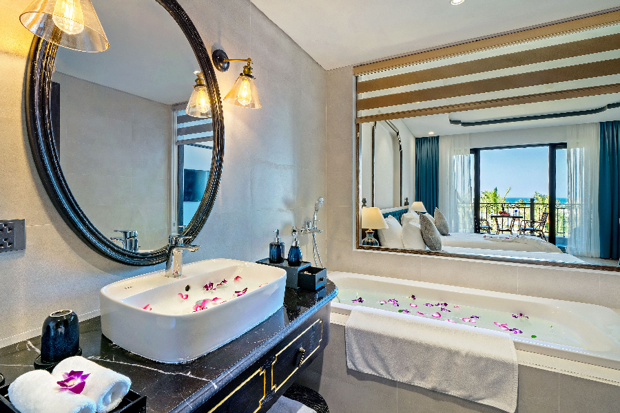 Salle de bain avec douche - chambre Deluxe Ocean -  Bliss Hoi An Beach Resort & Wellness - blisshoian