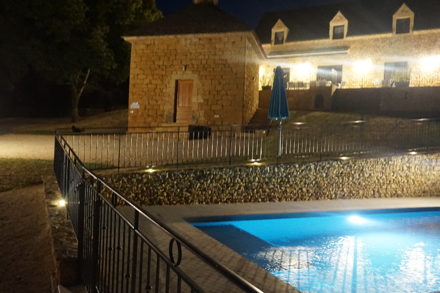 terrasse et piscine chauffée privée - Les gîtes du Mouligné