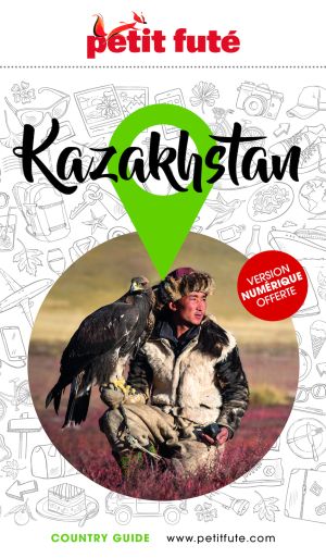 Chasseur traditionnel d’aigle kazakh avec son aigle royal, Kazakhstan © Kertu - Shutterstock.com