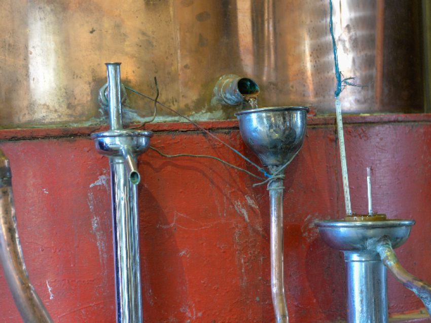 L'eau de vie à la sorite de l'alambic - Chateau le Courrejot