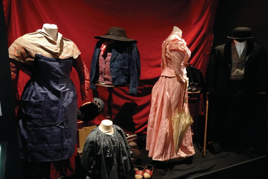 Des costumes présentés à l'exposition « Une histoire de Mode ».