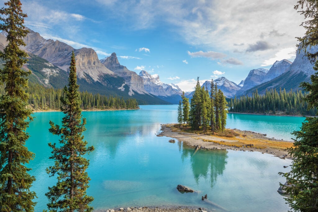 Lac Maligne devant les Rocheuses