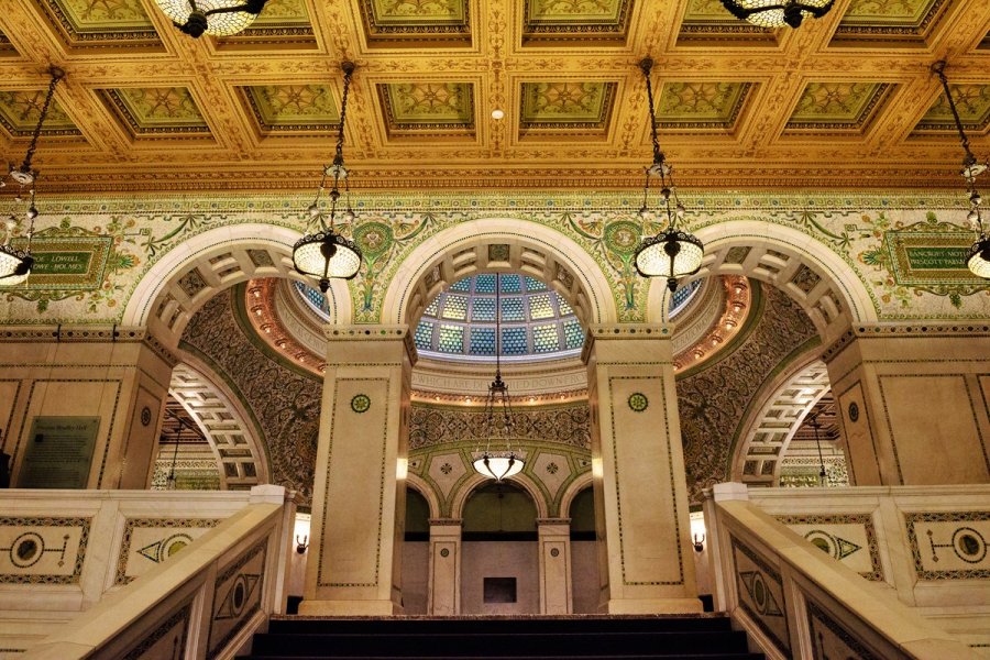 L'intérieur du Chicago Cultural Center.