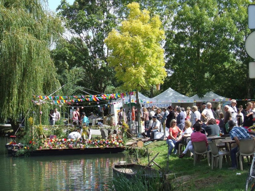 La Fete Des Marais Insolite Et Populaire Bourges