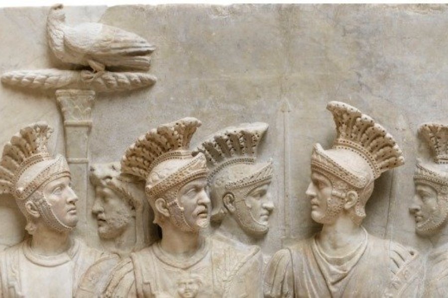 Détail,  Bas-relief dit des prétoriens, provenant de l’arc de Claude, Rome, 51-52 ap. J.-C. Musée du Louvre, Département des Antiquités Grecques, Etrusques et Romaines.