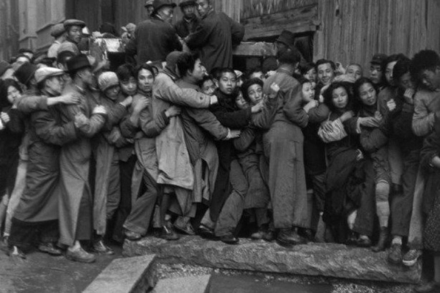 Gold Rush. En fin de journée, bousculades devant une banque pour acheter de l’or. Derniers jours du Kuomintang, Shanghai, 23 décembre 1948.