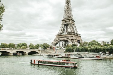 Savourer de bons petits plats au fil de l'eau à l'occasion d'un dîner sur une péniche
