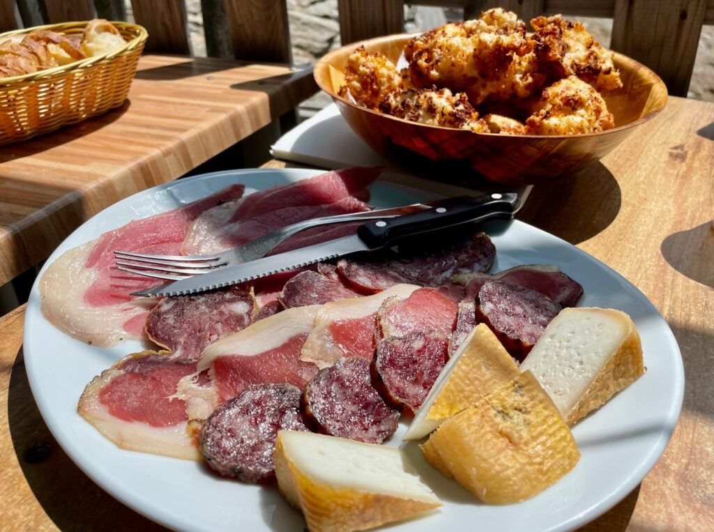 Assiette de spécialités culinaires à goûter en Corse