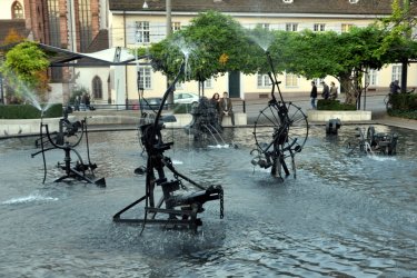 Les fontaines Tinguley à admirer sur l'esplanade du Théâtre.