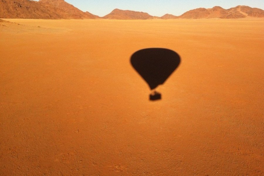 Ombre d'une montgolfière au dessus du plus vieux désert du monde