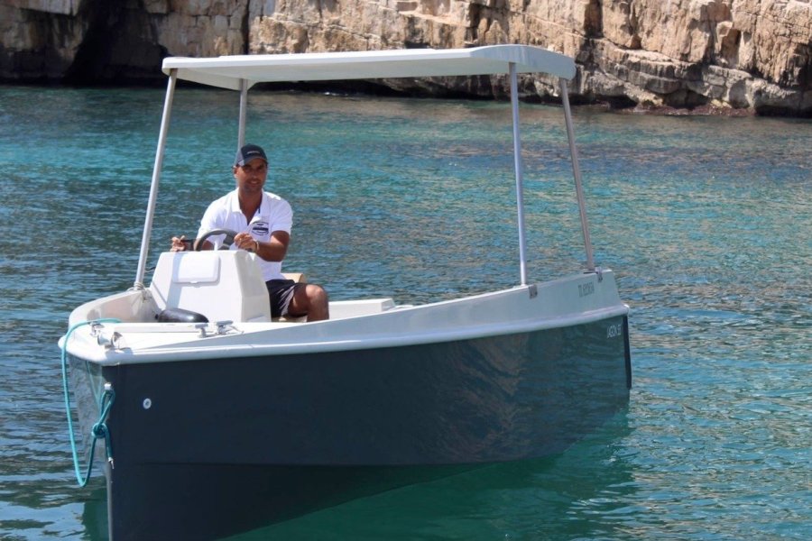 À Cassis, profitez d'une balade en mer, sans permis de bateau !