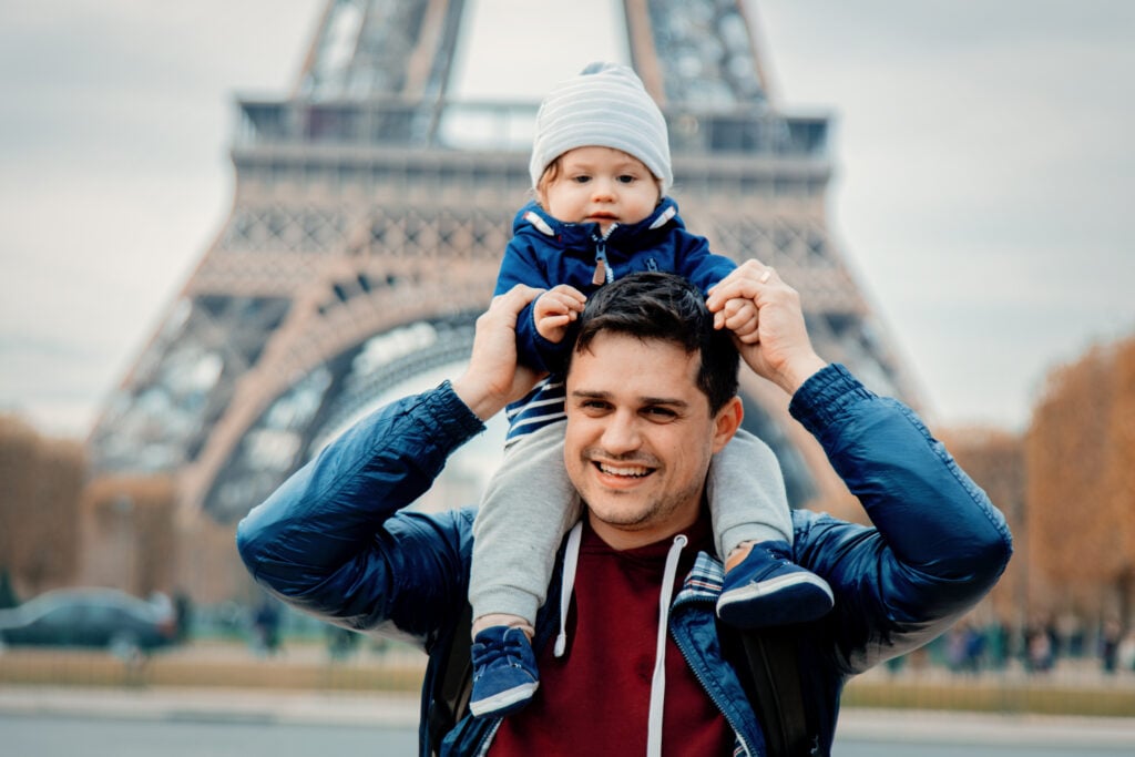 Famille devant la Tour Eiffel
Visiter Paris en famille 