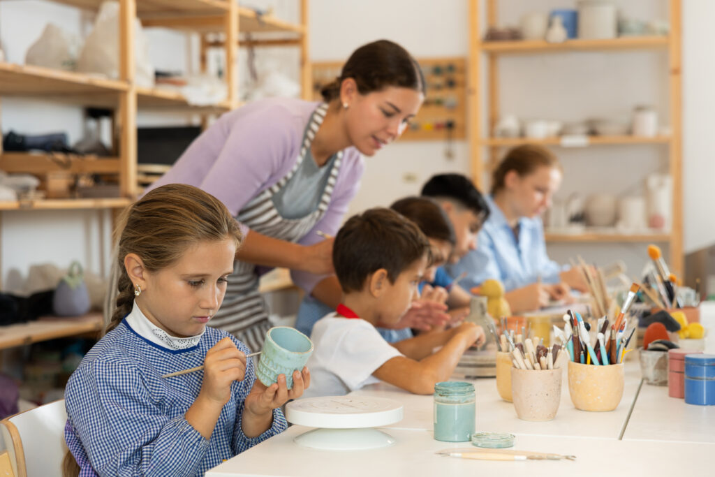 Enfants en atelier de peinture sur céramique - Que faire à Paris avec des enfants quand il pleut ? 