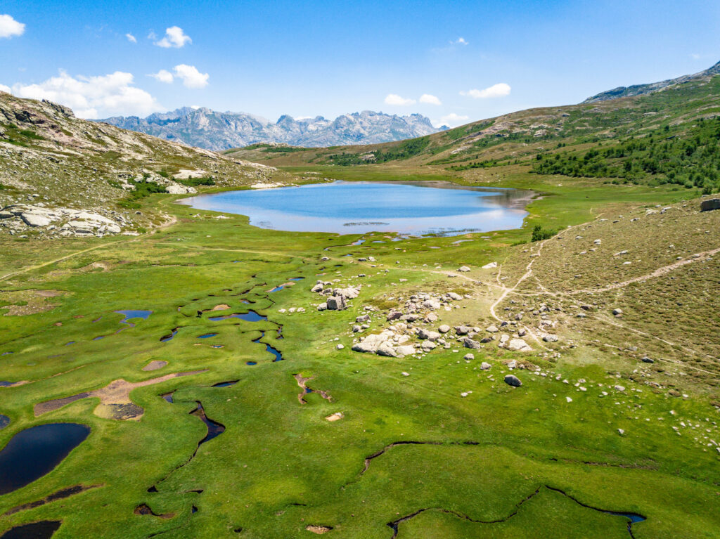 Vue aérienne du Lac de Nino en Corse