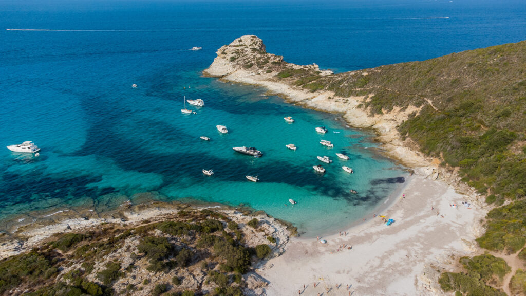 Vue sur une plage du désert des Agriates 