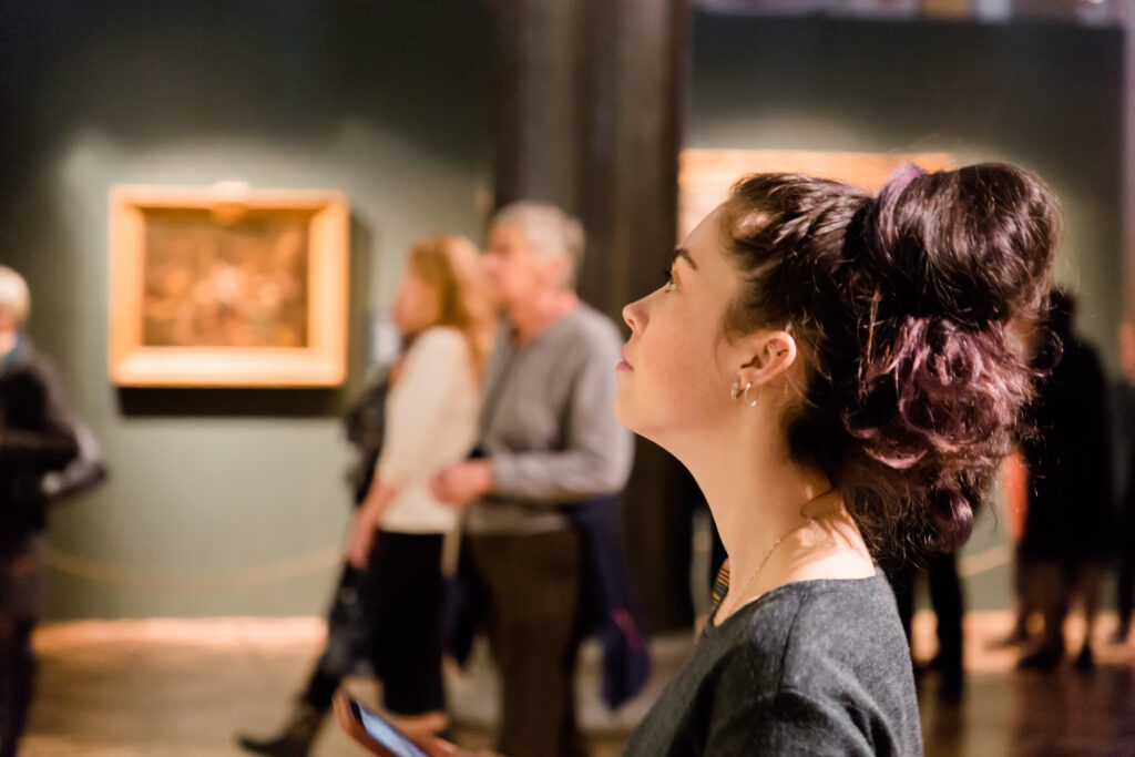 Jeune femme au musée