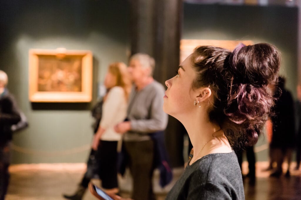 Jeune femme au musée 