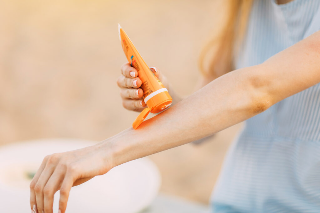 Personne se mettant de la crème solaire