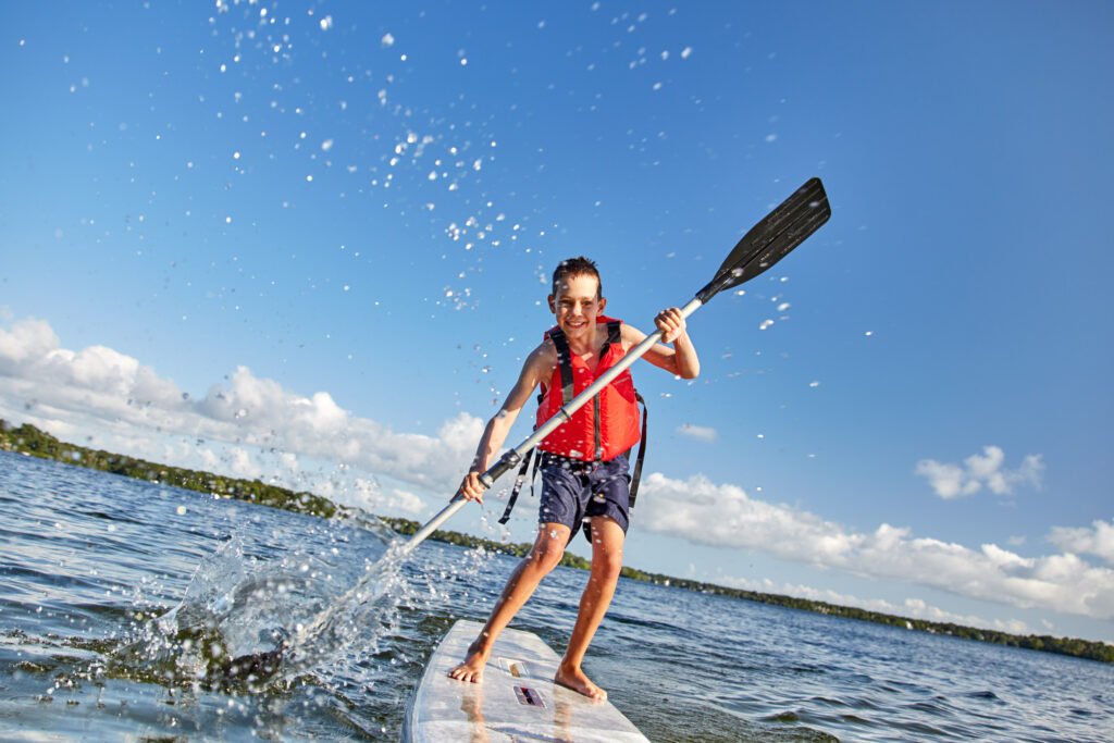 Garçon faisant du stand up paddle