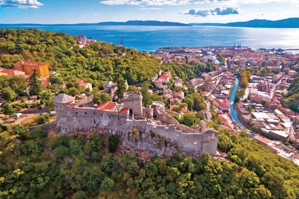 Vue panoramique aérienne de Trsat et de la vieille ville historique de Rijeka.