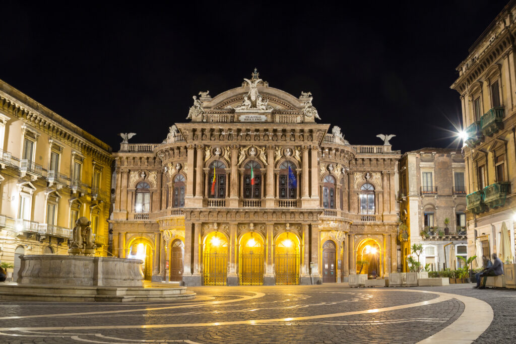 Vue sur le théâtre Massimo Bellini de nuit