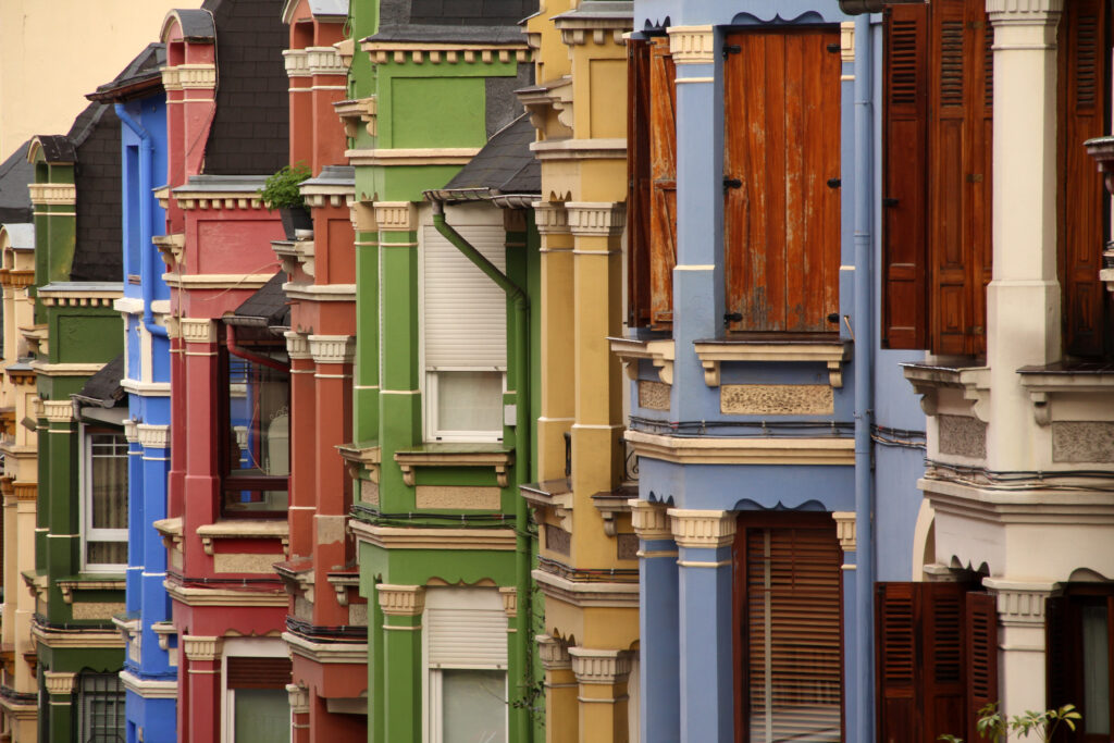 Les maisons colorées de l’avenue Zuberoa