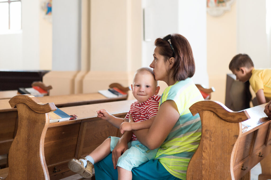 Enfant avec sa maman dans une église