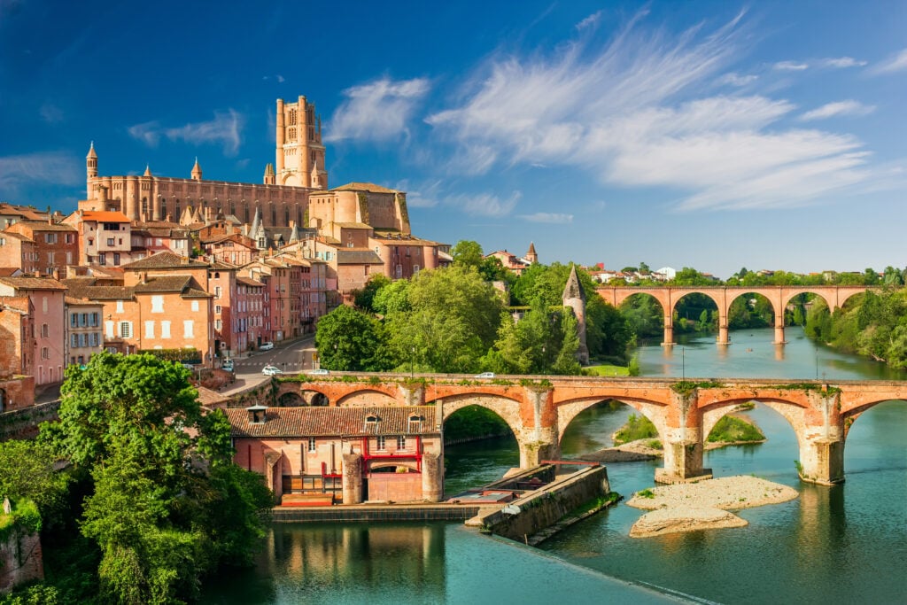 Vue sur la Cathédrale d'Albi et ses vieux ponts en brique