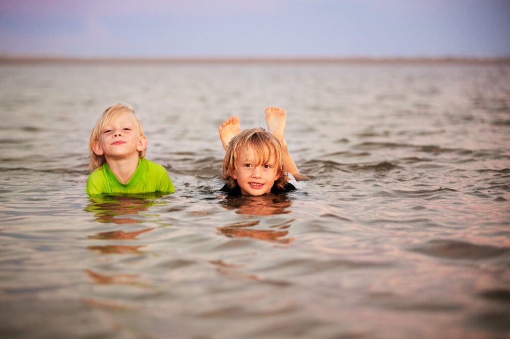 Enfants se baignent 