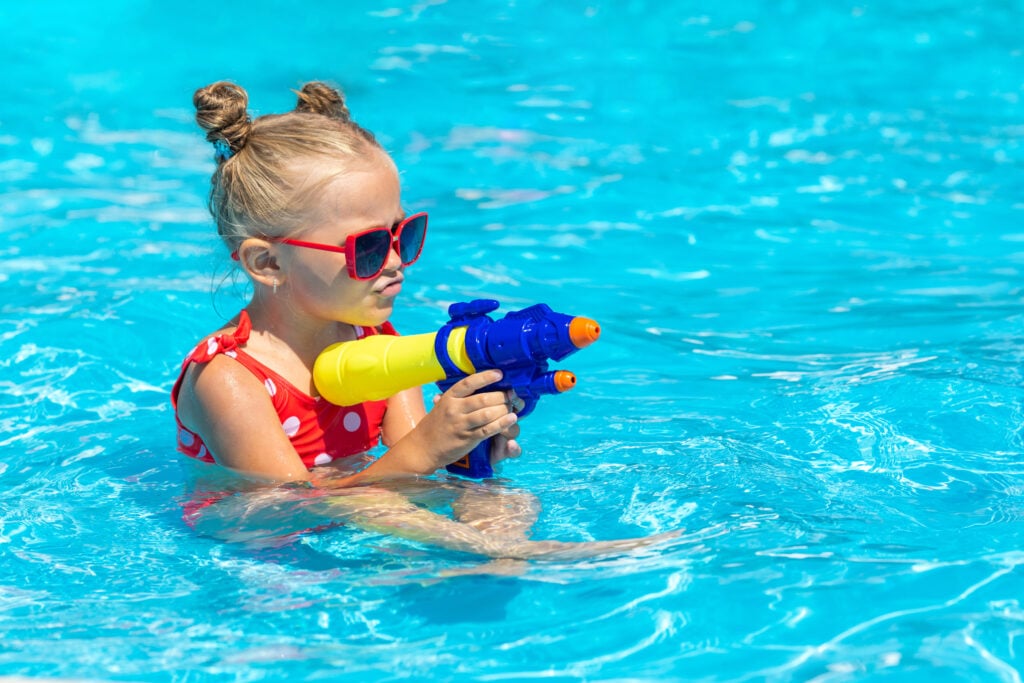 Enfant jouant dans l'eau 