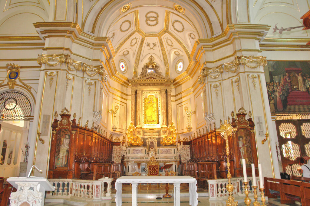 Intérieur de l'église Santa Maria Assunta e Cripta Medievale