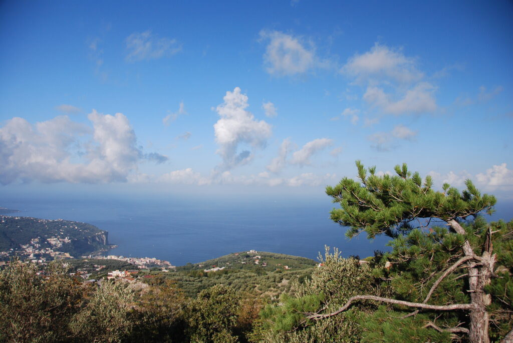 Golfe de Naples, vue sur Sorrento des Monts Lattari