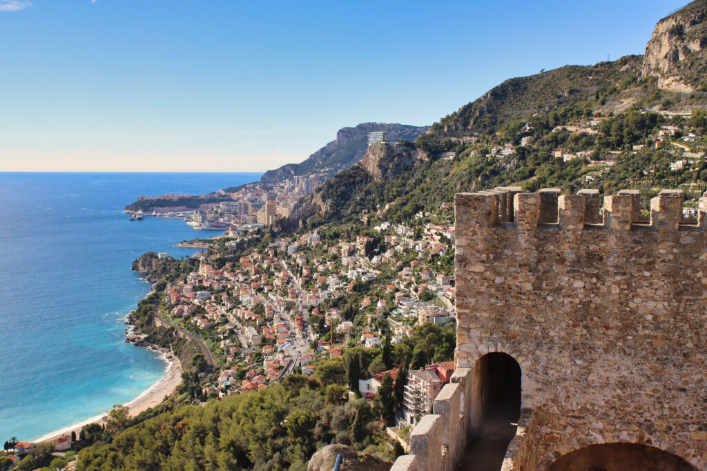 Vue panoramique depuis le château de Roquebrune-Cap-Martin avec aperçu de Monte-Carlo